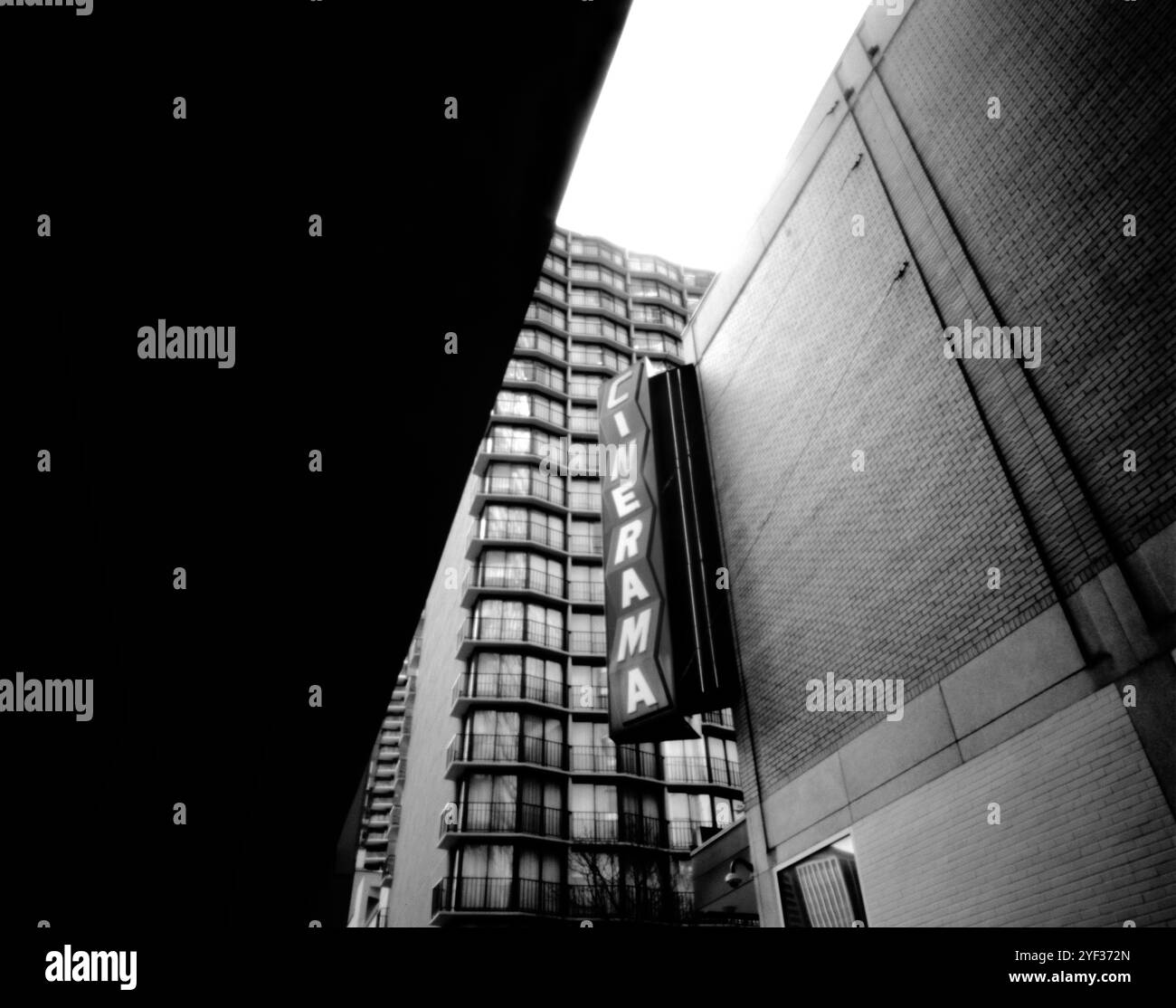 BW02337-00....WASHINGTON - immagine Pinhole del Cinerama di Seattle. John Engalman Pinhole camera con Ilford HP5 Plus Film. Foto Stock