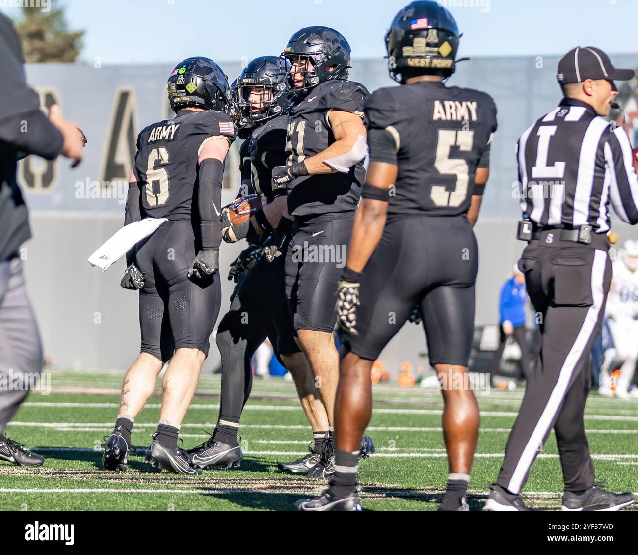 West Point, New York, Stati Uniti. 2 novembre 2024. Army Black Knights CASEY LARKIN (20) con MAX DIDOMENICO (6) e ANDON THOMAS (51) celebrando l'intercettazione durante l'Air Force Falcons nella partita anÂ American Athletic Conference (AAC) atÂ Michie Stadium a West Point, New York il 2 novembre 2024 (Credit Image: © Lynn Fern/ZUMA Press Wire) SOLO USO EDITORIALE! Non per USO commerciale! Crediti: ZUMA Press, Inc./Alamy Live News Foto Stock