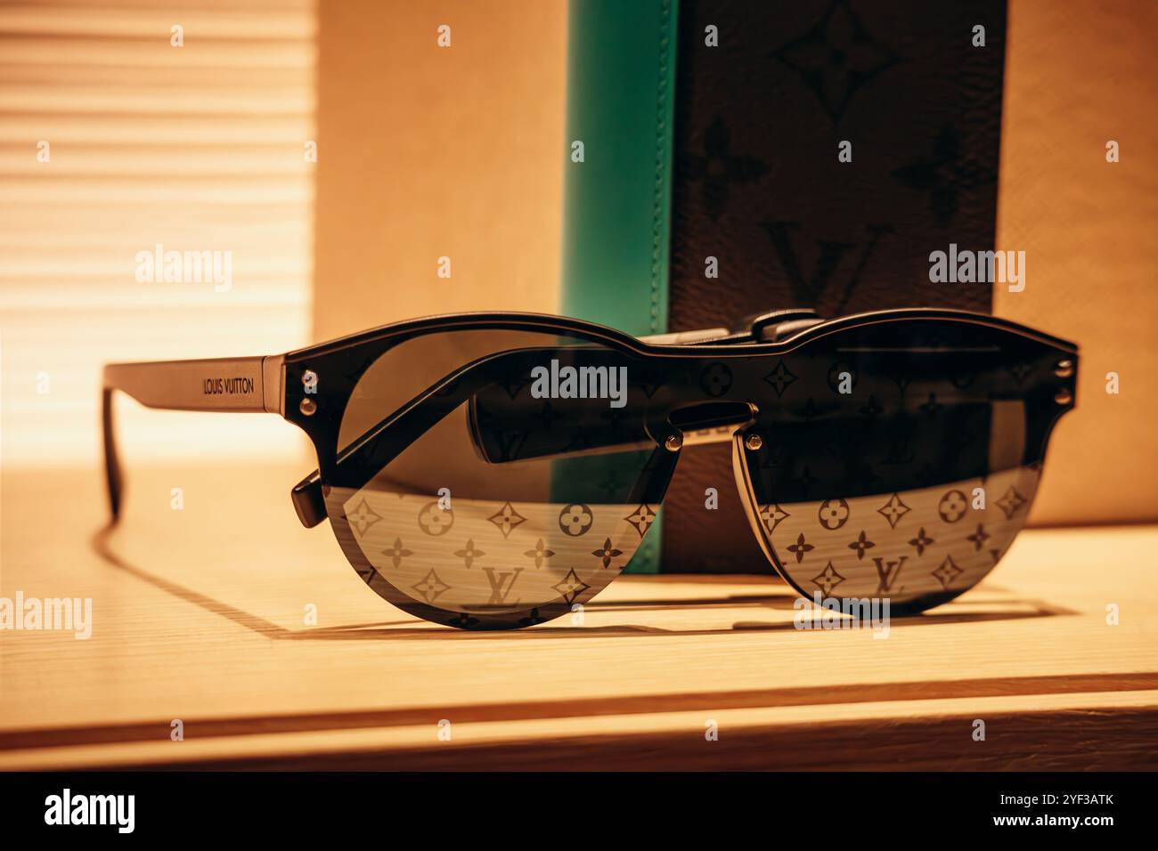 Bologna, Italia - 6 ottobre 2024: Occhiali da sole monogrammati presso la boutique Louis Vuitton Foto Stock