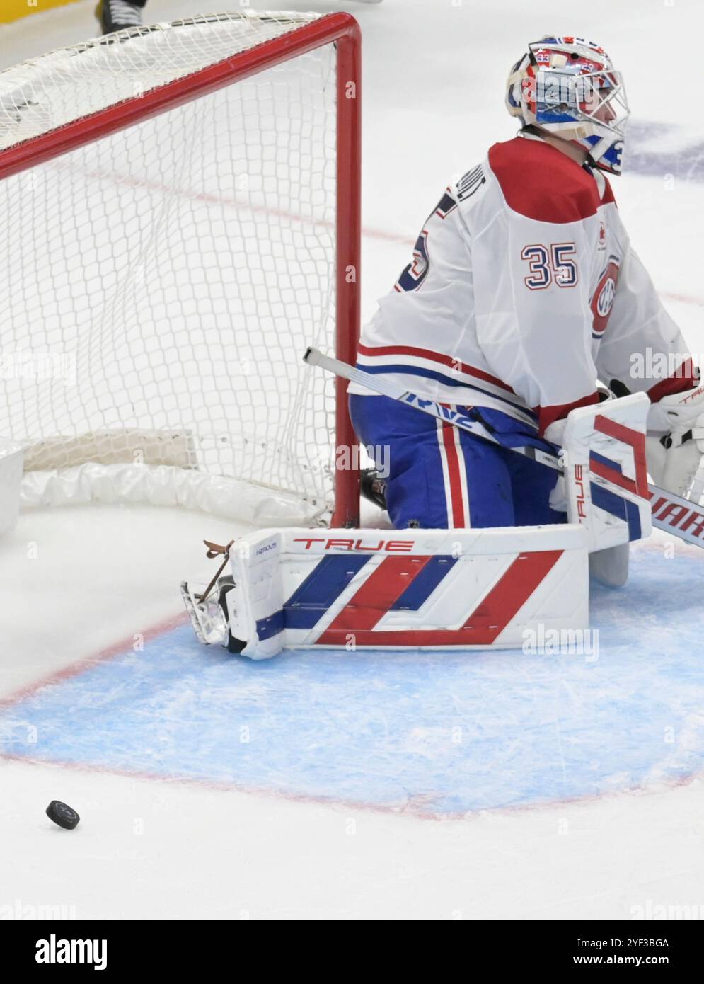 Pittsburgh, Stati Uniti. 2 novembre 2024. Il portiere dei Montreal Canadiens Sam Montembeault (35) reagisce al centro dei Pittsburgh Penguins Sidney Crosby secondo goal della partita durante il secondo periodo contro i Montreal Canadiens alla PPG Paints Arena di Pittsburgh sabato 2 novembre 2024. Foto di Archie Carpenter/UPI. Crediti: UPI/Alamy Live News Foto Stock