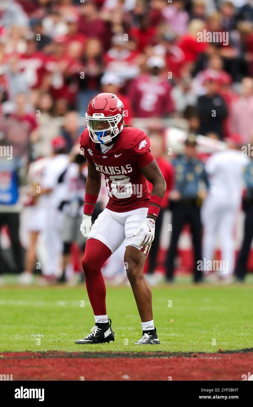 La linea. 2 novembre 2024. Il defensive back dell'Arkansas TJ Metcalf #18 guarda la formazione offensiva mentre giungono in linea. OLE Miss sconfisse Arkansas 63-31cin Fayetteville, AR. Richey Miller/CSM/Alamy Live News Foto Stock