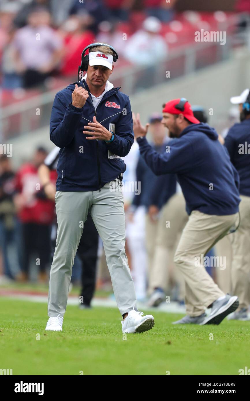 2 novembre 2024: Lane Kiffin Ole Miss Head Coach mantiene la posizione mentre cammina a bordo campo. OLE Miss sconfisse Arkansas 63-31cin Fayetteville, AR. Richey Miller/CSM Foto Stock
