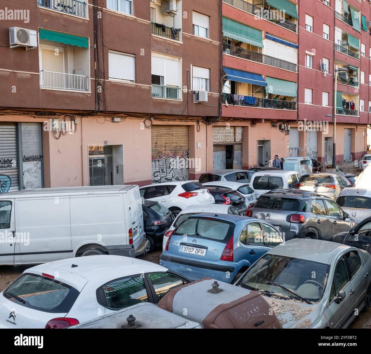 Valencia, Spagna - 2 novembre 2024. Effetti della DANA nel comune di Sedaví, Alfafar e Benetússer. La Comunitat Valenciana ha registrato una delle peggiori e 'più avverse' gocce di freddo del secolo nella regione. I residenti e i volontari di tutta la Spagna hanno riunito e Unito le forze per ripulire le strade coperte di fango e detriti dopo che le inondazioni hanno spazzato le regioni orientali e meridionali del paese. Le autorità spagnole hanno confermato che almeno 210 persone sono morte e che al momento ci sono ancora persone in attesa di essere salvate. Crediti: Roberto Arosio/Alamy Live News Foto Stock