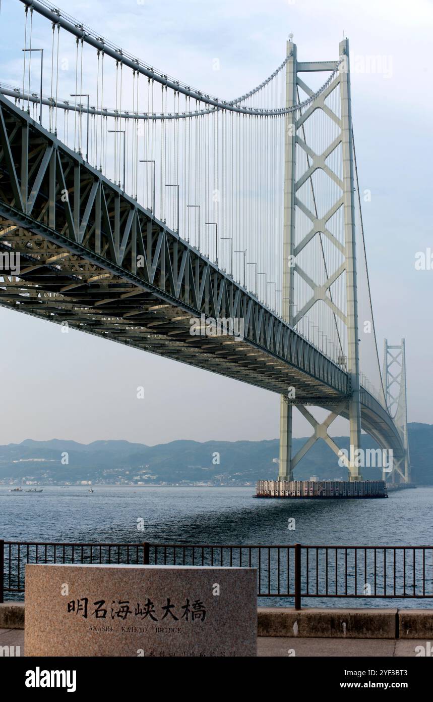 Il ponte Akashi-Kaikyo Ohashi, che si estende per 4 km sul rettilineo Akashi, è il ponte sospeso più lungo del mondo tra l'isola di Awaji e Kobe City, Giappone. Foto Stock