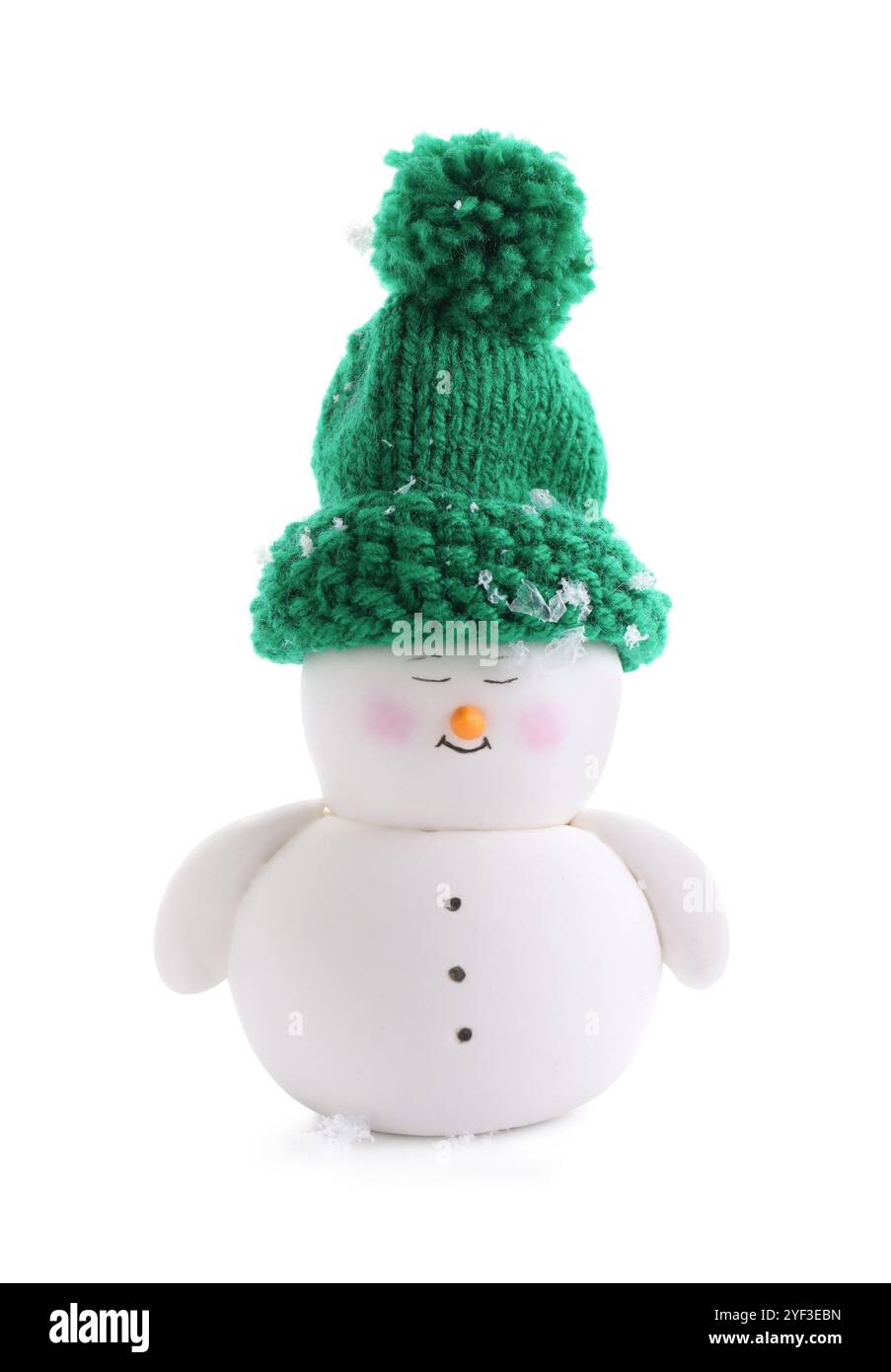Simpatico pupazzo di neve decorativo in cappello isolato su bianco Foto Stock