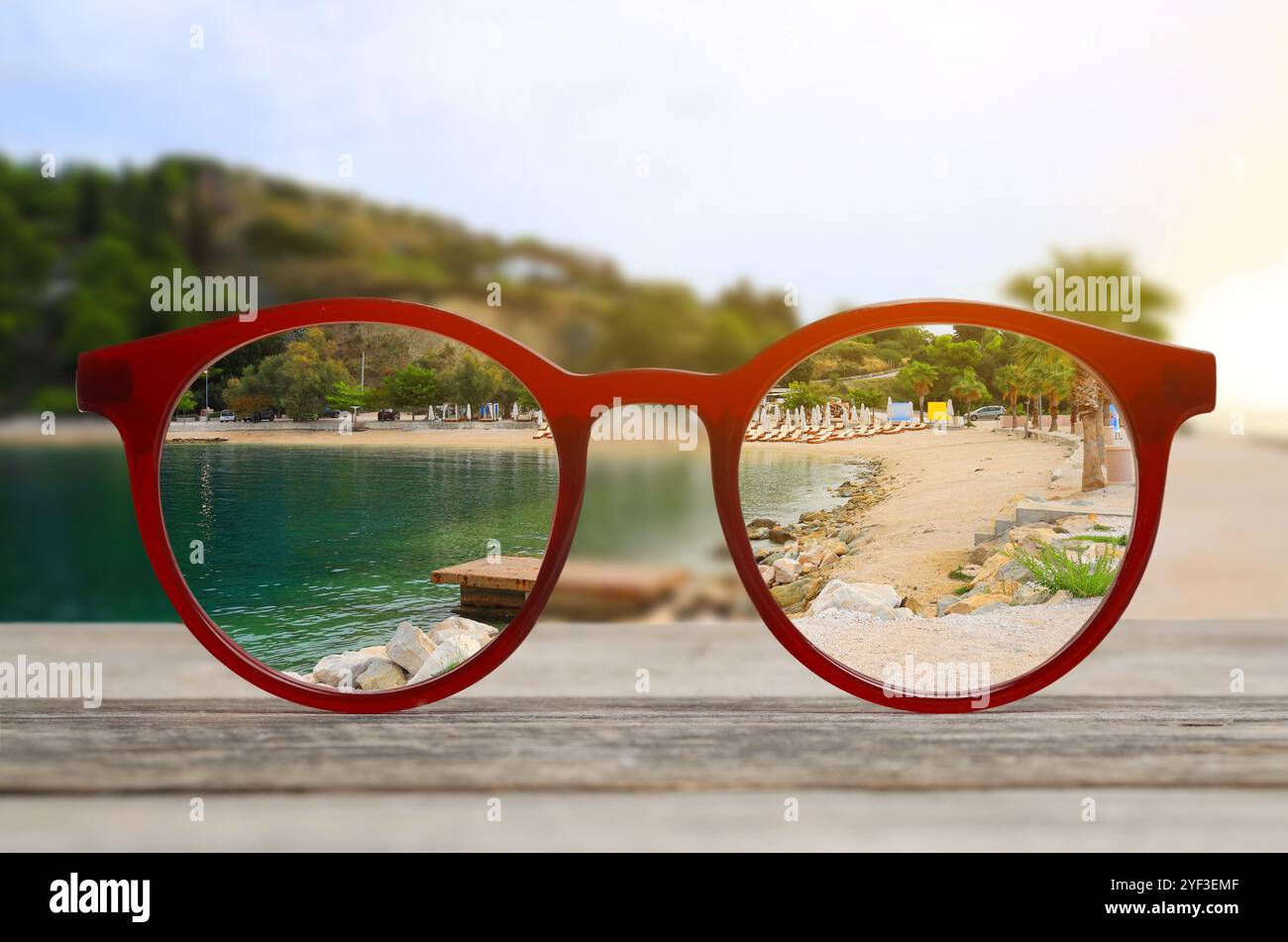 Vetri sullo splendido paesaggio. Guarda attraverso gli obiettivi più nitidi. Correzione della visione Foto Stock