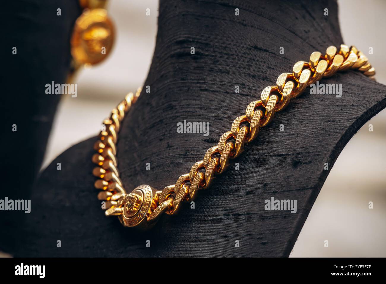 Collana Versace in una finestra boutique Foto Stock