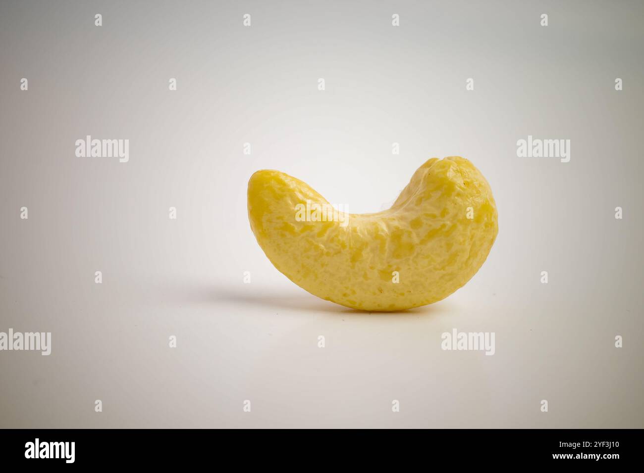 Dado anacardi singolo visualizzato in diverse prospettive su una superficie piana Foto Stock