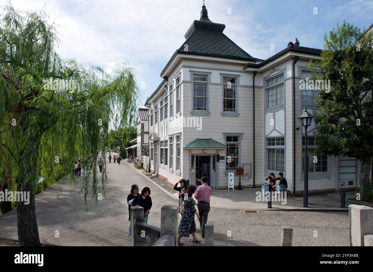 Edificio del centro informazioni Kurashikikan nel quartiere storico di Kurashiki Bikan, Okayama, Giappone. Foto Stock