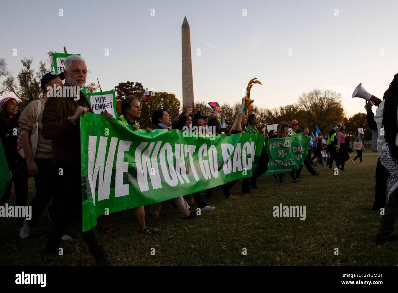 Washington DC, Stati Uniti. 2 novembre 2024. I manifestanti cantano slogan durante la National Women's March a Washington DC, USA, il 2 novembre 2024. Pochi giorni prima delle elezioni americane, migliaia di manifestanti hanno partecipato alla marcia delle donne a sostegno del vicepresidente Kamala Harris a Washington DC. La marcia delle donne è un movimento guidato dalle donne che sostiene una vasta gamma di questioni tra cui l'antirazzismo, i diritti di voto, la parità retributiva e la libertà riproduttiva. Crediti: Aashish Kiphayet/Alamy Live News Foto Stock