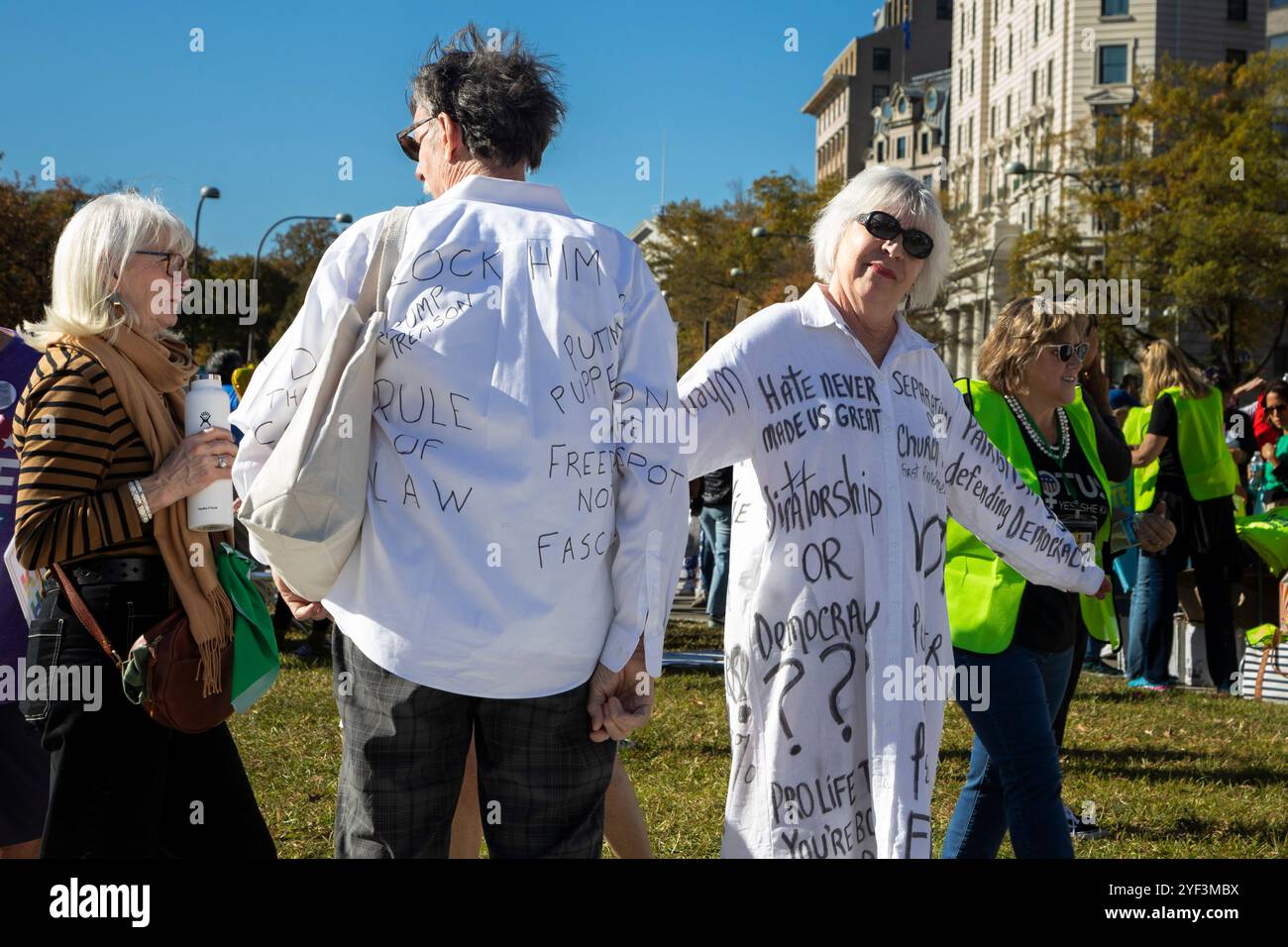 Washington DC, Stati Uniti. 2 novembre 2024. Pochi giorni prima delle elezioni americane, migliaia di manifestanti hanno partecipato alla marcia delle donne a sostegno del vicepresidente Kamala Harris a Washington DC, USA, il 2 novembre 2024. La marcia delle donne è un movimento guidato dalle donne che sostiene una vasta gamma di questioni, tra cui l'antirazzismo, il diritto di voto, la parità di retribuzione e la libertà riproduttiva. Crediti: Aashish Kiphayet/Alamy Live News Foto Stock