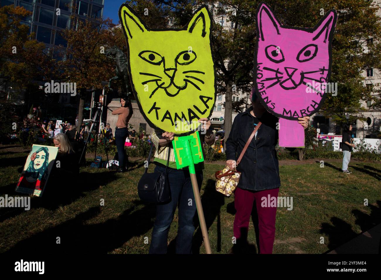 Washington DC, Stati Uniti. 2 novembre 2024. Le persone tengono i cartelli durante la National Women's March al Freedom Plaza, Washington DC, USA, il 2 novembre 2024. Pochi giorni prima delle elezioni americane, migliaia di manifestanti hanno partecipato alla marcia delle donne a sostegno del vicepresidente Kamala Harris a Washington DC. La marcia delle donne è un movimento guidato dalle donne che sostiene una vasta gamma di questioni tra cui l'antirazzismo, i diritti di voto, la parità retributiva e la libertà riproduttiva. Crediti: Aashish Kiphayet/Alamy Live News Foto Stock