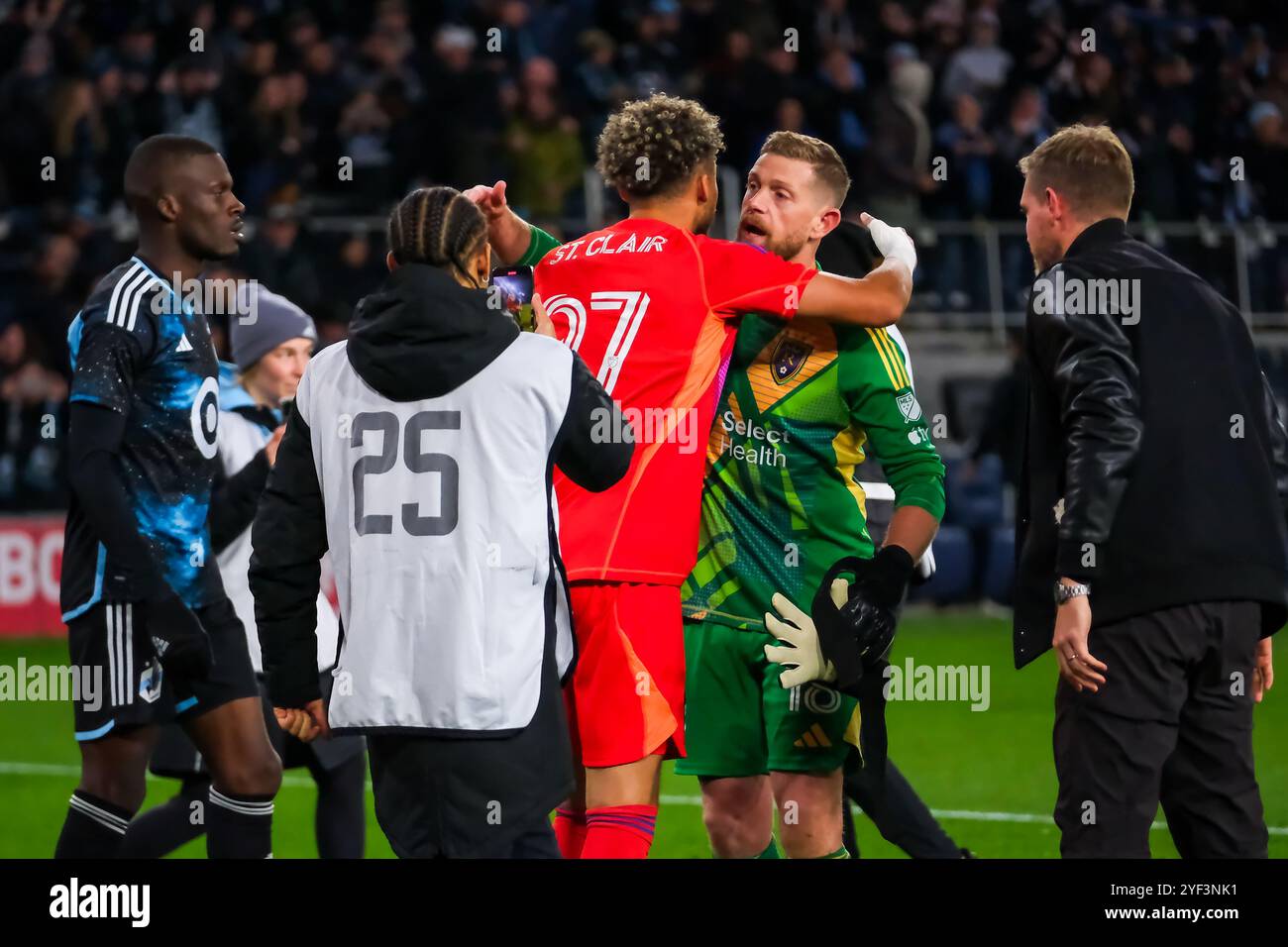 2 novembre 2024: Il portiere del Minnesota United Dayne St. Clair (97) abbraccia il portiere del Real Salt Lake Zac MacMath (18) dopo una partita di calcio dei playoff tra il Real Salt Lake e il Minnesota United FC tenutasi all'Allianz Field di St. Paul, Minnesota. Steven Garcia-CSM. Foto Stock
