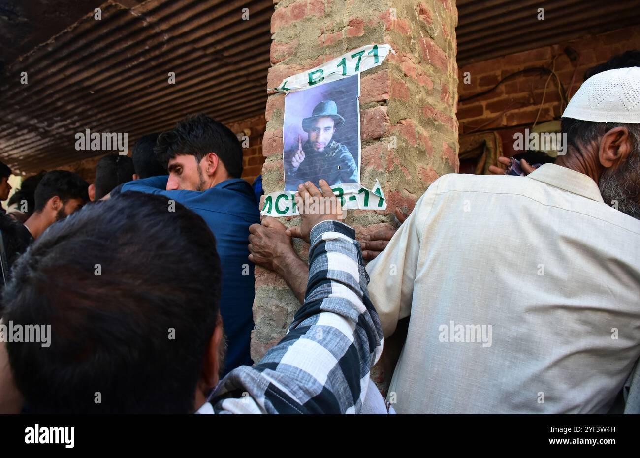 Anantnag, Kashmir.18 giugno 2019. I lutti assistono al funerale per il comandante ribelle ucciso Sajad Ahmad Bhat nel villaggio Mahrhama del distretto di Anantnag nel Kashmir amministrato dall'India. Sajad fu ucciso insieme al suo socio Tawseef Ahmed Bhat durante un confronto notturno con le forze indiane. Sajad è stato ricercato dalle autorità per l'attentato suicida mortale responsabile della morte di 40 agenti di polizia paramilitari il 14 febbraio. Durante un altro scontro lunedì, un ribelle, un civile e due soldati indiani sono stati uccisi, mentre altri 9 soldati sono rimasti feriti, a seguito della spiegazione Foto Stock