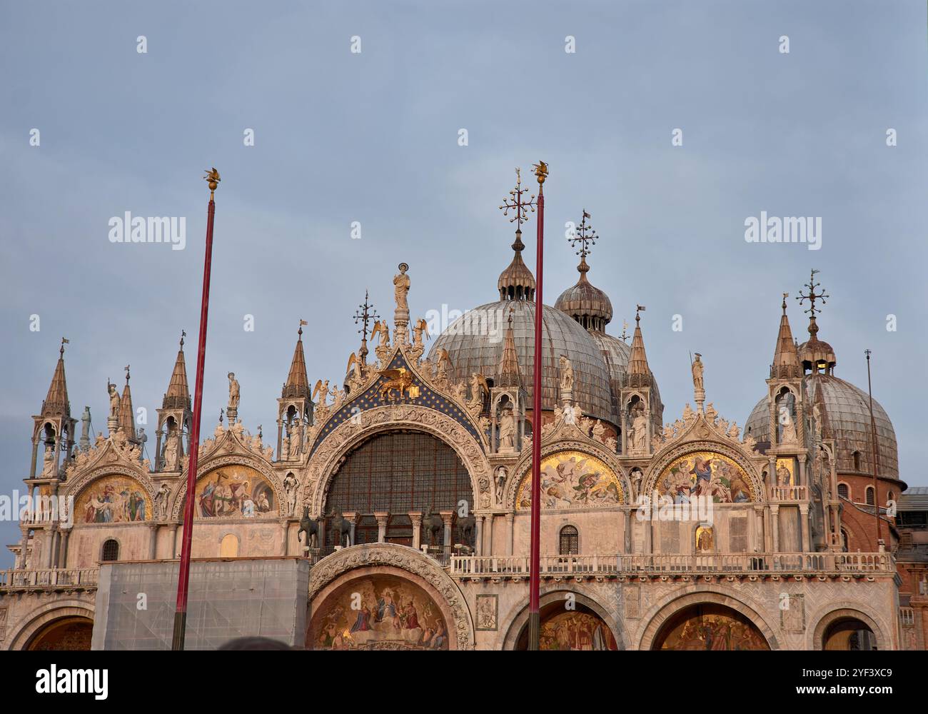 L'iconica Basilica di San Marco a Venezia, Italia. Questo capolavoro bizantino, con i suoi mosaici dorati, le sculture intricate e le cinque cupole Foto Stock