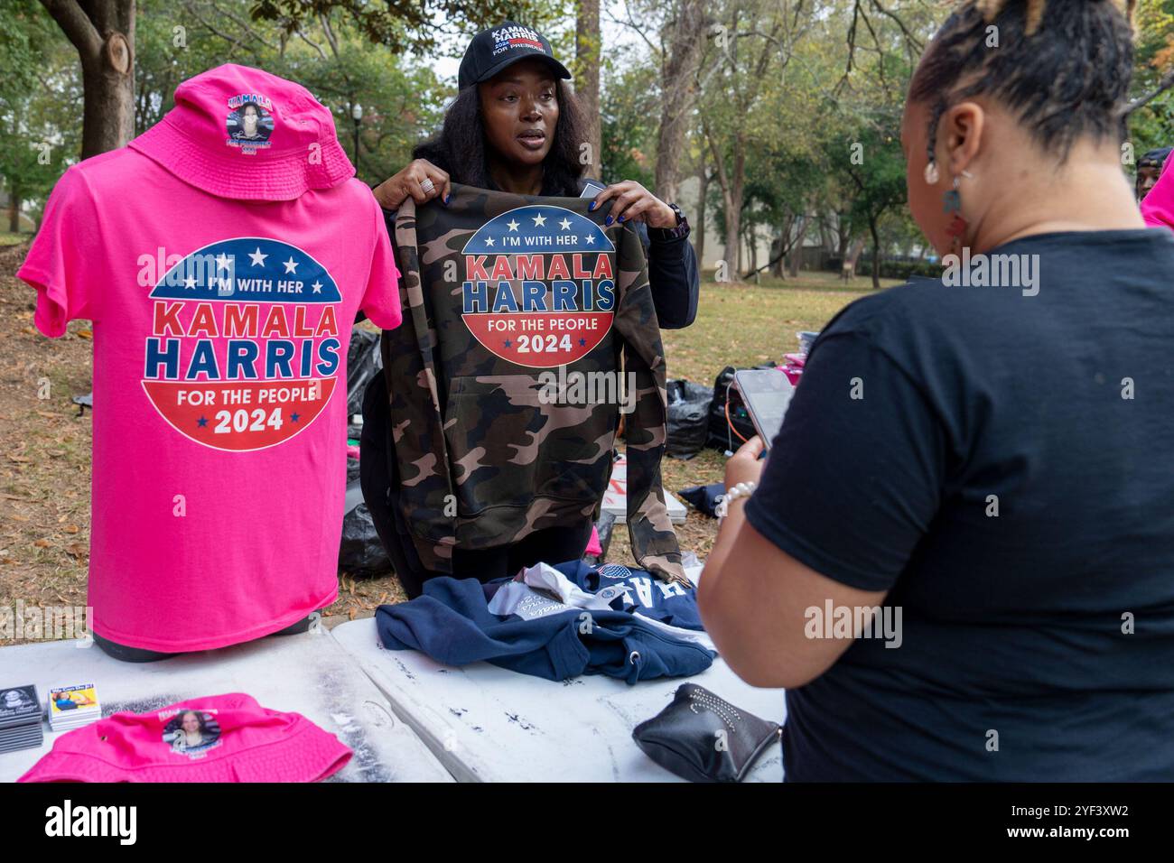 ATLANTA, GEORGIA - 2 NOVEMBRE: I venditori vendono merci elettorali ad un vicepresidente degli Stati Uniti Kamala Harris, la manifestazione del candidato del Partito Democratico 2024 presso l'Atlanta Civic Center, ad Atlanta, Georgia, sabato 2 novembre 2024. ( Crediti: Phil Mistry/Alamy Live News Foto Stock