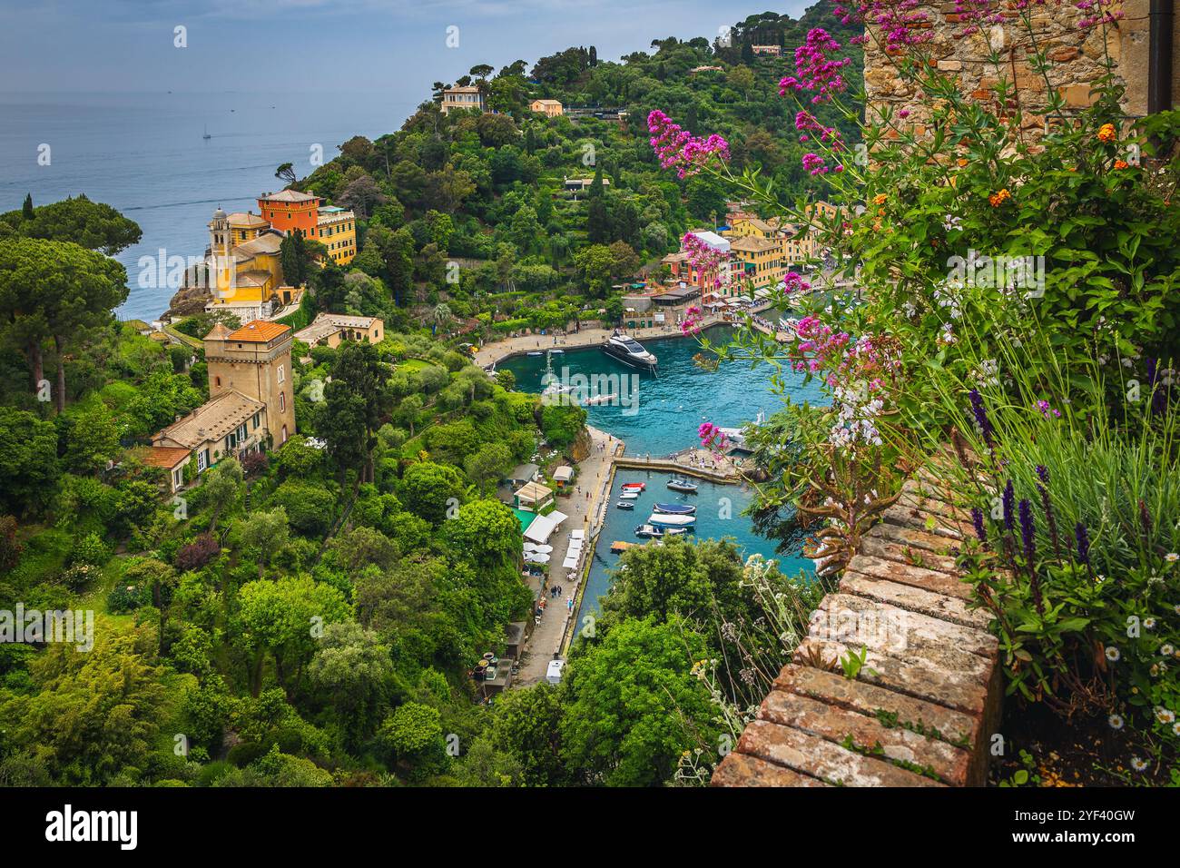 Splendida posizione per vacanze e viaggi in Liguria. Vista del resort di Portofino con edifici colorati e barche dal balcone fiorito del Castello di Brown, Por Foto Stock