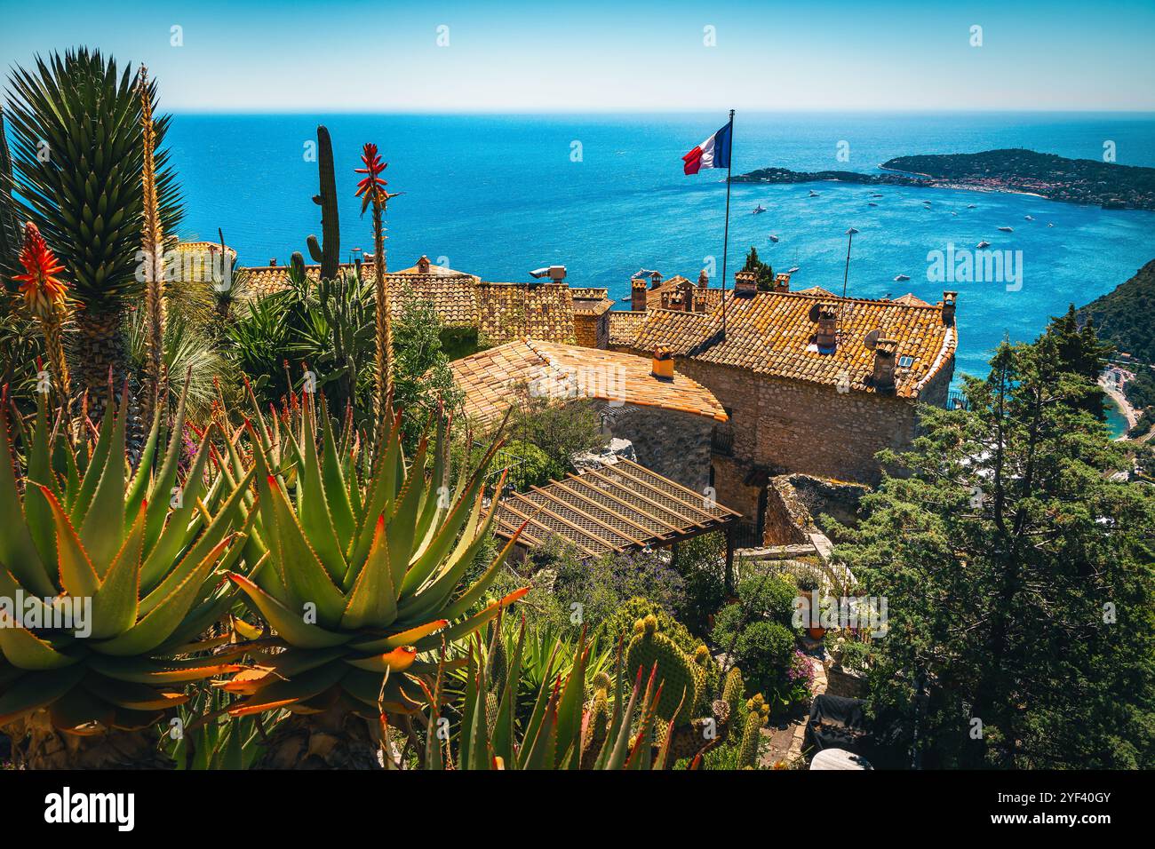 Splendida vista panoramica con vecchie case rustiche e azzurro Mar Mediterraneo dal bellissimo giardino botanico di Eze, Provence Alpes, Costa Azzurra, Foto Stock