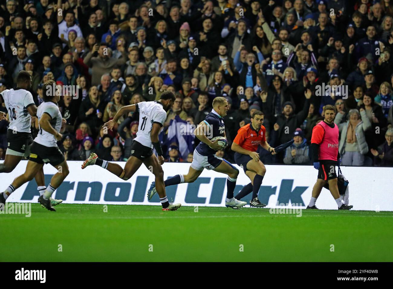 Edimburgo, Scozia, Regno Unito, 2 novembre 2024 - Duhan van der Merwe corre lungo l'ala per segnare una meta per la Scozia nella partita contro le Figi a Murrayfield, Edimburgo.- credito: Thomas Gorman/Alamy News Live Foto Stock