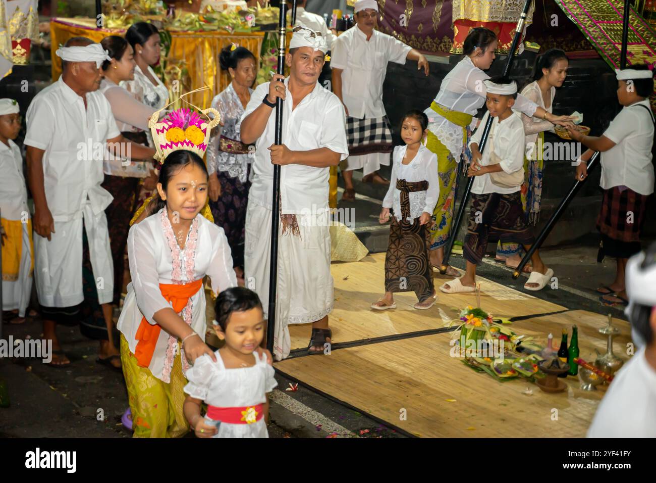 Bambini balinesi alla cerimonia Kuningan, Tempio pura Gunung Sari, Denpasar, Bali, Indonesia, Asia Foto Stock