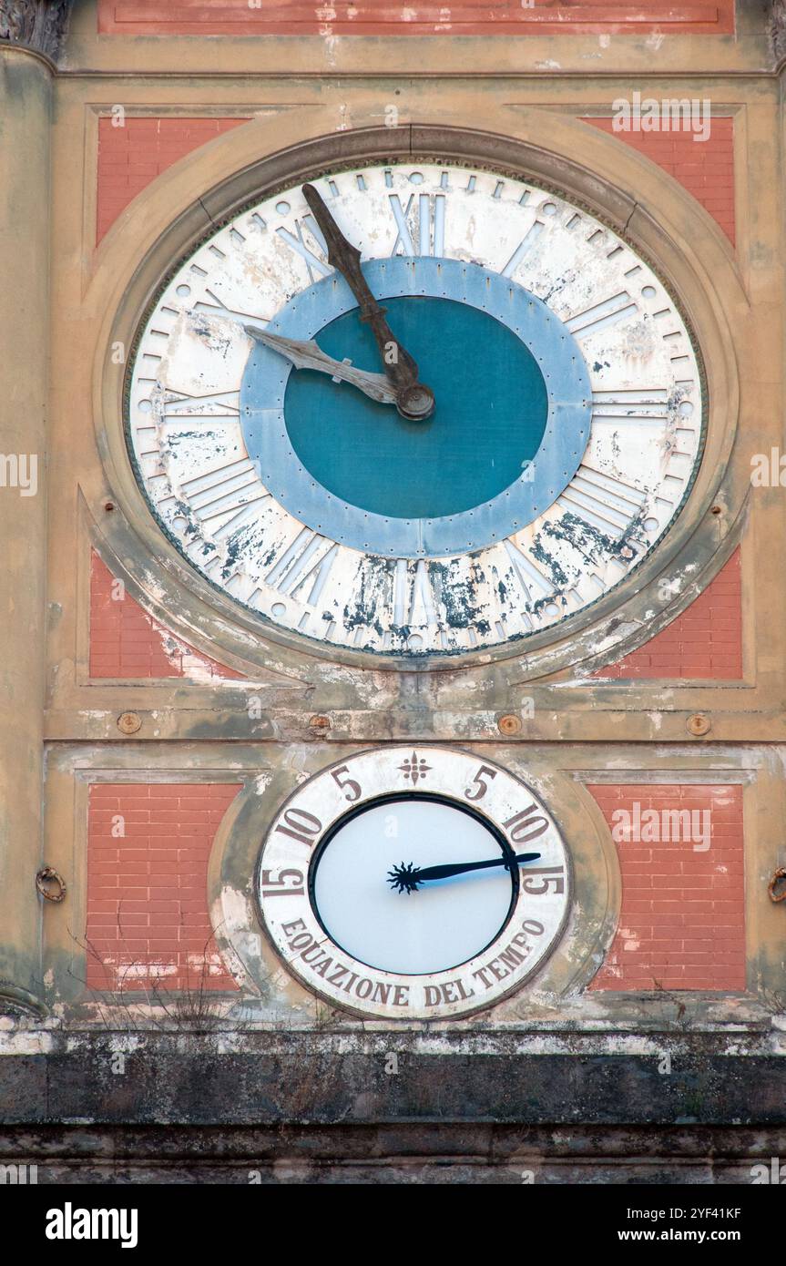 L'unico orologio astronomico esistente in Europa si trova a Napoli, in Piazza Dante al Convitto Vittorio Emanuele Foto Stock