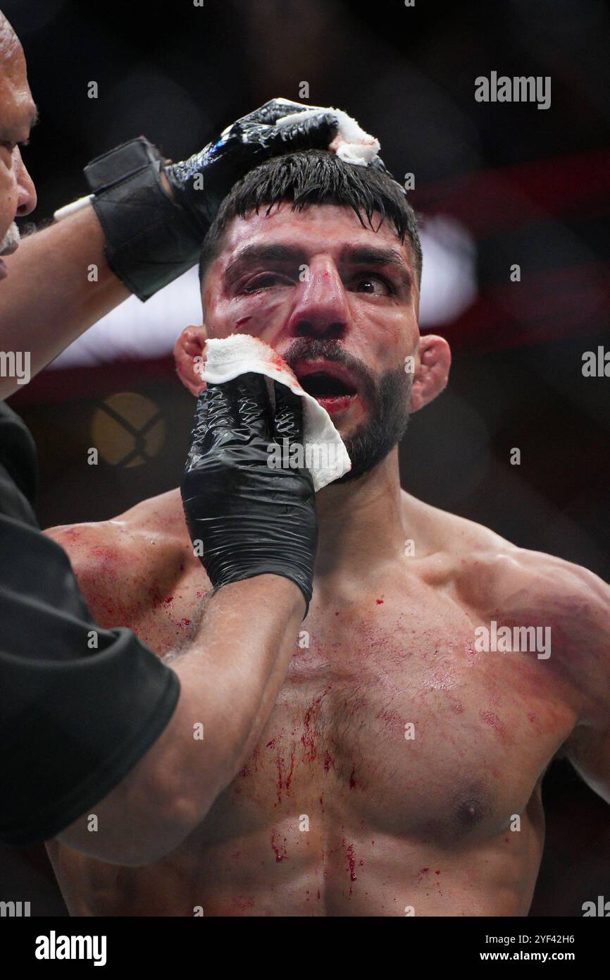 Edmonton, Edmonton, Canada, Canada. 2 novembre 2024. Amir Albazi combatte Brandon Moreno nel loro combattimento con i pesi mosca durante l'evento UFC EDMONTON a Rogers Place il 2 novembre 2024 a Edmonton, Canada. (Foto di Marcelo Woo/PxImages) (immagine di credito: © Marcelo Woo/PX Imagens via ZUMA Press Wire) SOLO PER USO EDITORIALE! Non per USO commerciale! Crediti: ZUMA Press, Inc./Alamy Live News Foto Stock