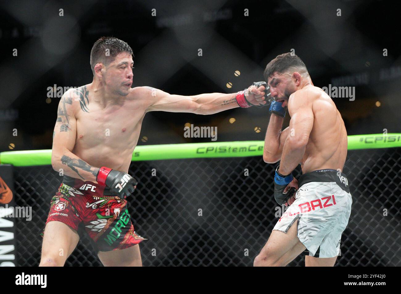 Edmonton, Edmonton, Canada, Canada. 2 novembre 2024. Amir Albazi combatte Brandon Moreno nel loro combattimento con i pesi mosca durante l'evento UFC EDMONTON a Rogers Place il 2 novembre 2024 a Edmonton, Canada. (Foto di Marcelo Woo/PxImages) (immagine di credito: © Marcelo Woo/PX Imagens via ZUMA Press Wire) SOLO PER USO EDITORIALE! Non per USO commerciale! Crediti: ZUMA Press, Inc./Alamy Live News Foto Stock