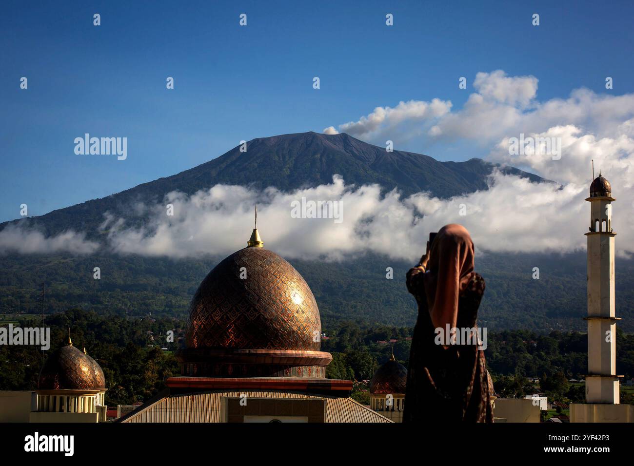 Sumatra occidentale, Indonesia. 3 novembre 2024. Una persona scatta foto di materiali vulcanici spezzati dal Monte Marapi a Padang Panjang a West Sumatra, Indonesia, il 3 novembre 2024. Crediti: Andri Mardiansyah/Xinhua/Alamy Live News Foto Stock