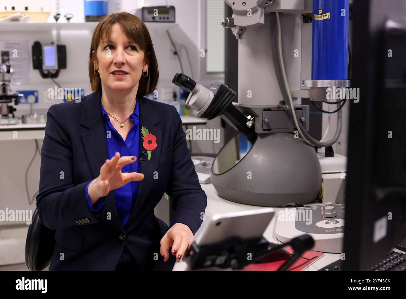 La Cancelliera dello Scacchiere Rachel Reeves durante una visita a un laboratorio per la Biologia molecolare presso il Cambridge Biomedical Campus per annunciare un investimento privato di 500 milioni di sterline nell'espansione del Cambridge Biomedical Campus. Data foto: Venerdì 1 novembre 2024. Foto Stock