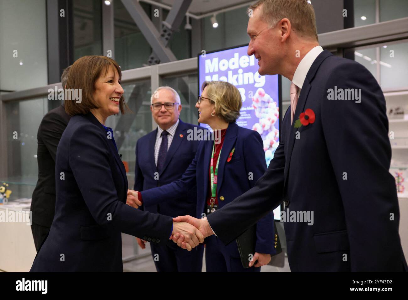 La Cancelliera dello Scacchiere Rachel Reeves, stringe la mano al Direttore del Medical Research Council (MRC) Laboratory of Molecular Biology (LMB) Jan Loewe, durante una visita a un laboratorio per la Biologia molecolare presso il Cambridge Biomedical Campus per annunciare un investimento privato di 500 milioni di sterline nell'espansione del Cambridge Biomedical Campus. Data foto: Venerdì 1 novembre 2024. Foto Stock