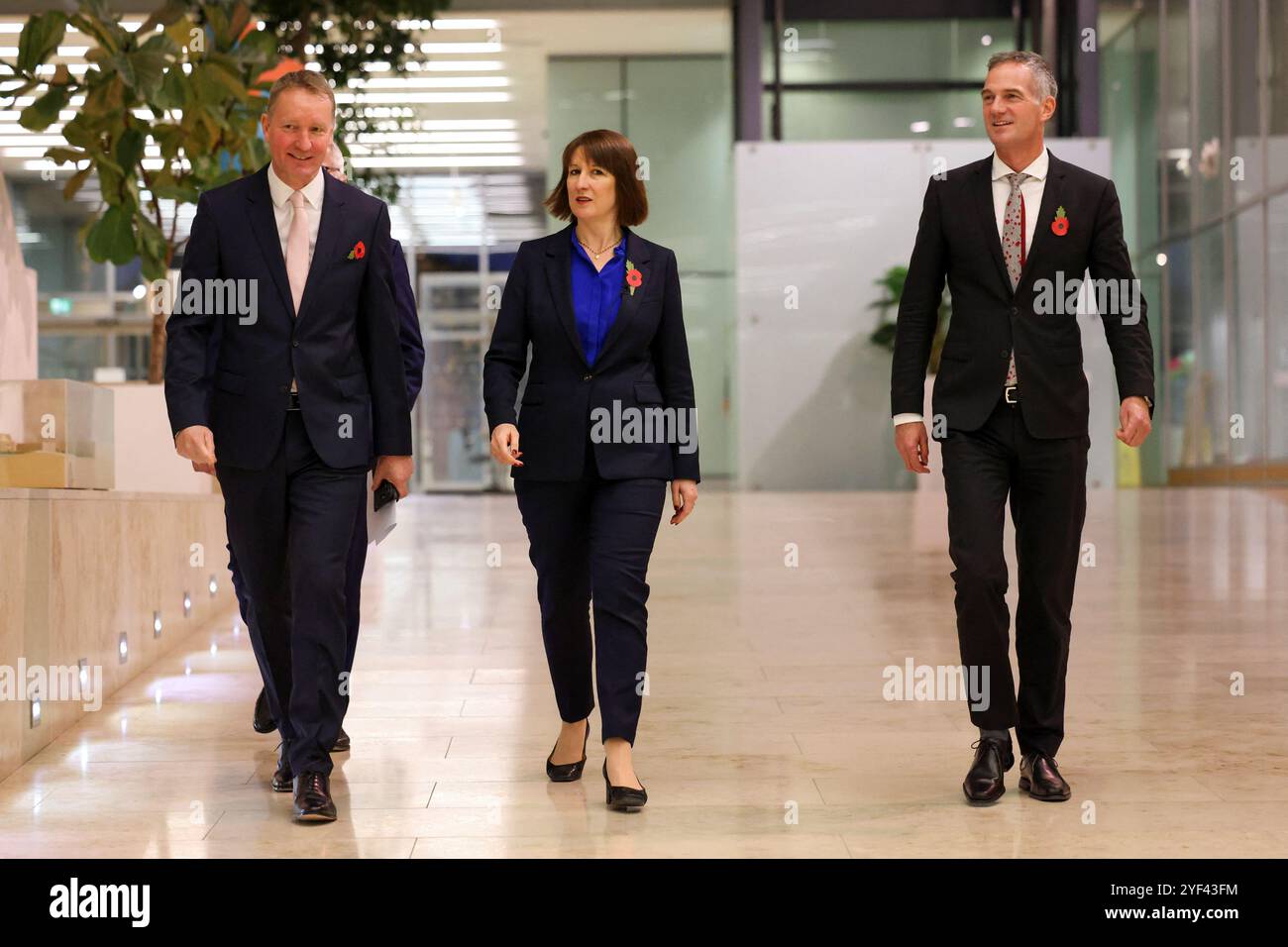 Cancelliere dello Scacchiere Rachel Reeves e con il Segretario alla Scienza, innovazione e tecnologia Peter Kyle Walk con il Direttore del Medical Research Council (MRC) Laboratory of Molecular Biology (LMB) Jan Loewe, durante una visita a un laboratorio per la Biologia molecolare presso il Cambridge Biomedical Campus per annunciare un investimento privato di 500 milioni di sterline nell'espansione del Cambridge Biomedical Campus. Data foto: Venerdì 1 novembre 2024. Foto Stock