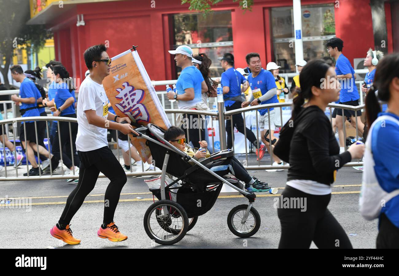 Zhengzhou, la provincia cinese di Henan. 3 novembre 2024. I partecipanti corrono sulla Renmin Road durante la maratona di Zhengzhou del 2024 a Zhengzhou, nella provincia di Henan, nella Cina centrale, il 3 novembre 2024. Crediti: Zhao Peng/Xinhua/Alamy Live News Foto Stock