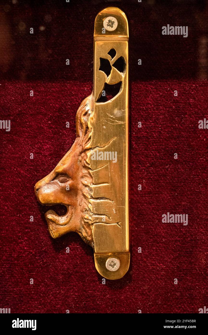 Mezuzah metallica artistica con l'immagine della testa di un leone. Una mezuzah è un rotolo contenente versi scritturali che ricordano agli ebrei la loro obbligazione Foto Stock