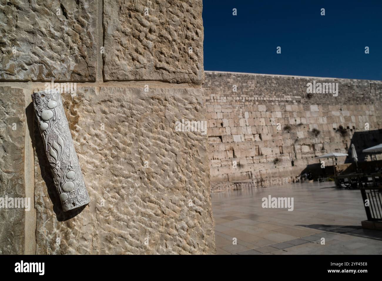 Una mezuzah apposta su un muro di pietra all'ingresso della sezione interna del muro Occidentale di Gerusalemme. Una mezuzah è un rotolo contenente scriptur Foto Stock