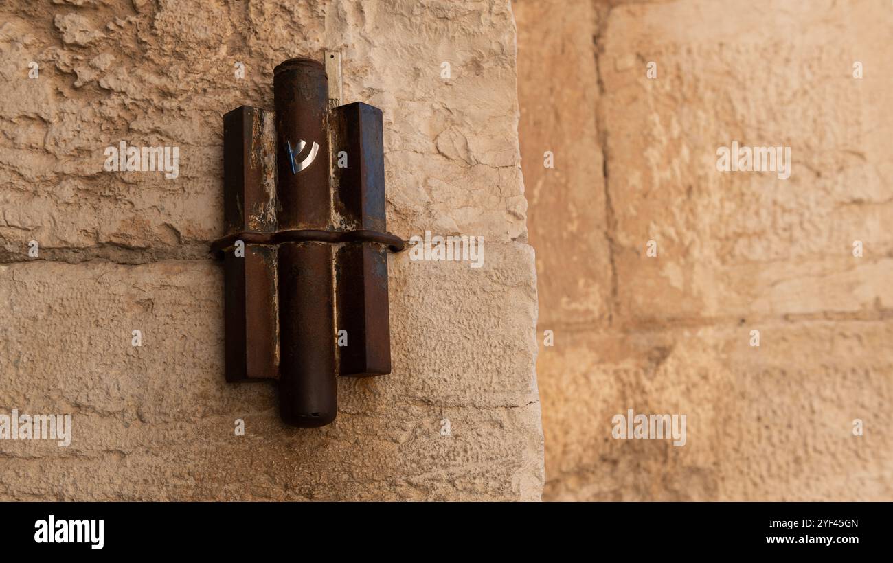 Grande mezuzah apposto all'ingresso della porta di Giaffa alla città Vecchia di Gerusalemme. Una mezuzah è un rotolo contenente versi scritturali che ricordano agli ebrei Foto Stock