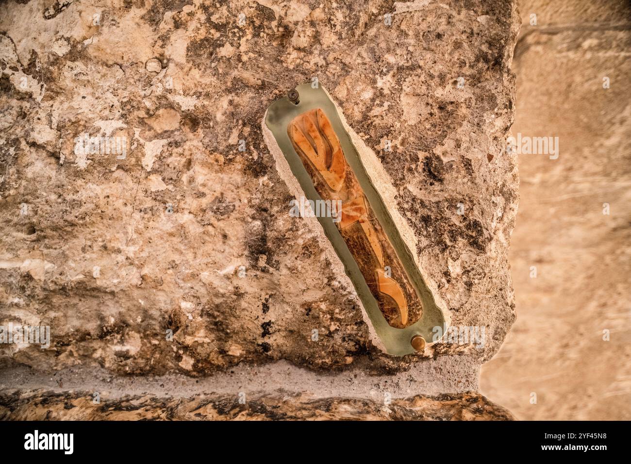 Una mezuzah apposta su un muro di pietra all'ingresso della sezione interna del muro Occidentale di Gerusalemme. Una mezuzah è un rotolo contenente scriptur Foto Stock