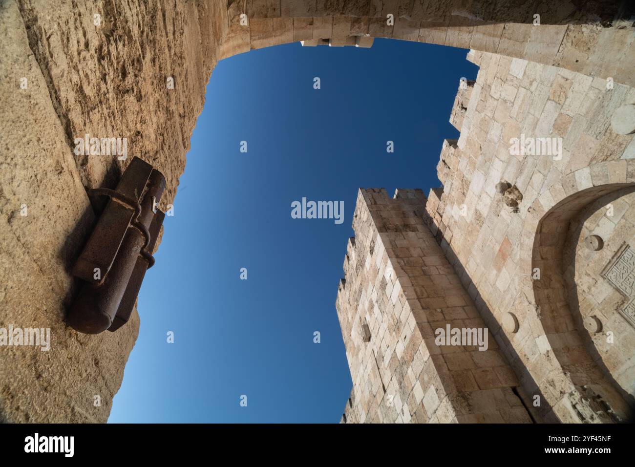 Grande mezuzah apposto all'ingresso della porta di Giaffa alla città Vecchia di Gerusalemme. Una mezuzah è un rotolo contenente versi scritturali che ricordano agli ebrei Foto Stock