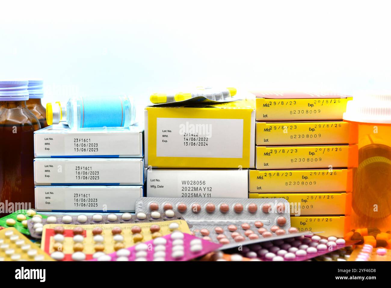 Data di produzione e la data di scadenza su alcuni packaging farmaceutico. Foto Stock