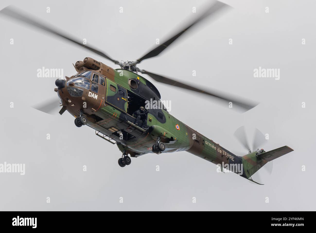 Elicottero Aérospatiale SA-330B Puma dell'esercito francese per un esercizio per far cadere i membri del RAID in elicottero sul tetto di un edificio a Nancy. Foto Stock