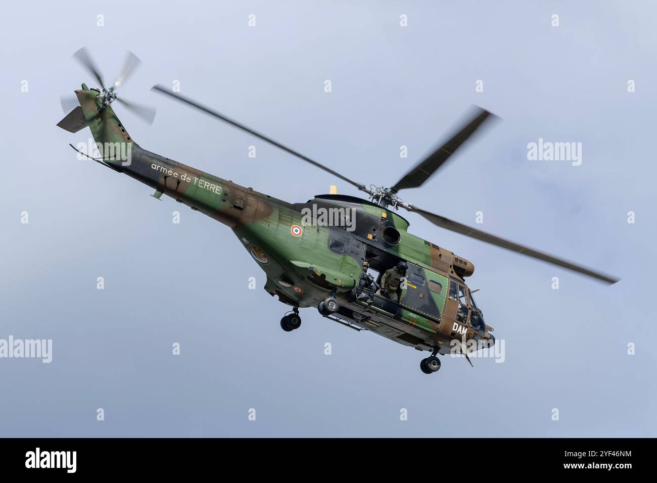 Elicottero Aérospatiale SA-330B Puma dell'esercito francese per un esercizio per far cadere i membri del RAID in elicottero sul tetto di un edificio a Nancy. Foto Stock