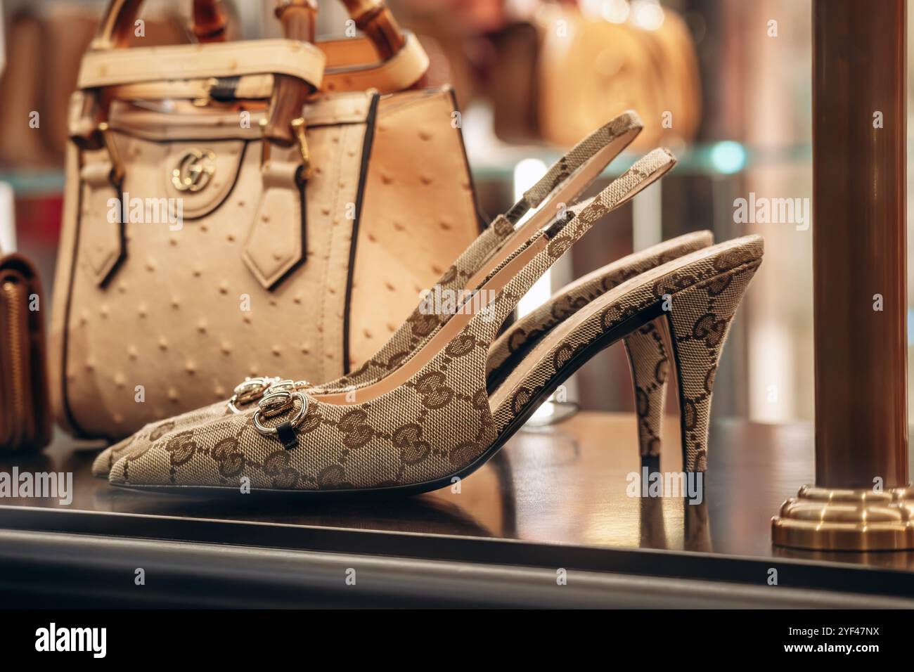 Bologna, Italia - 6 ottobre 2024: Borsa e décolleté Gucci in una vetrina boutique Foto Stock