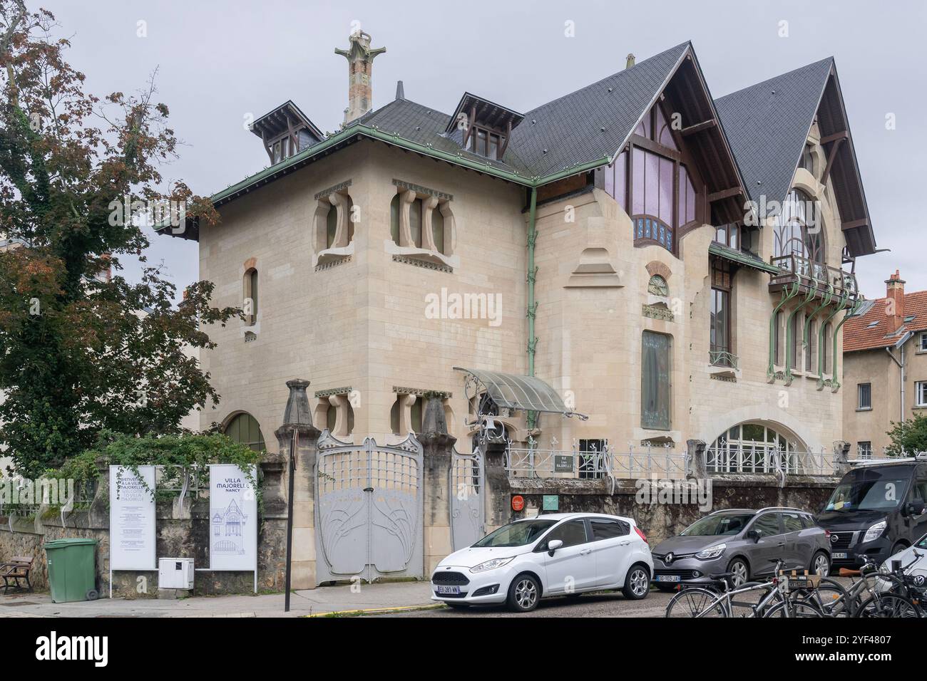 Nancy, Francia - 7 ottobre 2024: Vista sulla Villa Jika in stile Art Nouveau costruita nel 1902 da Henri Sauvage e Lucien Weissenburger. Foto Stock
