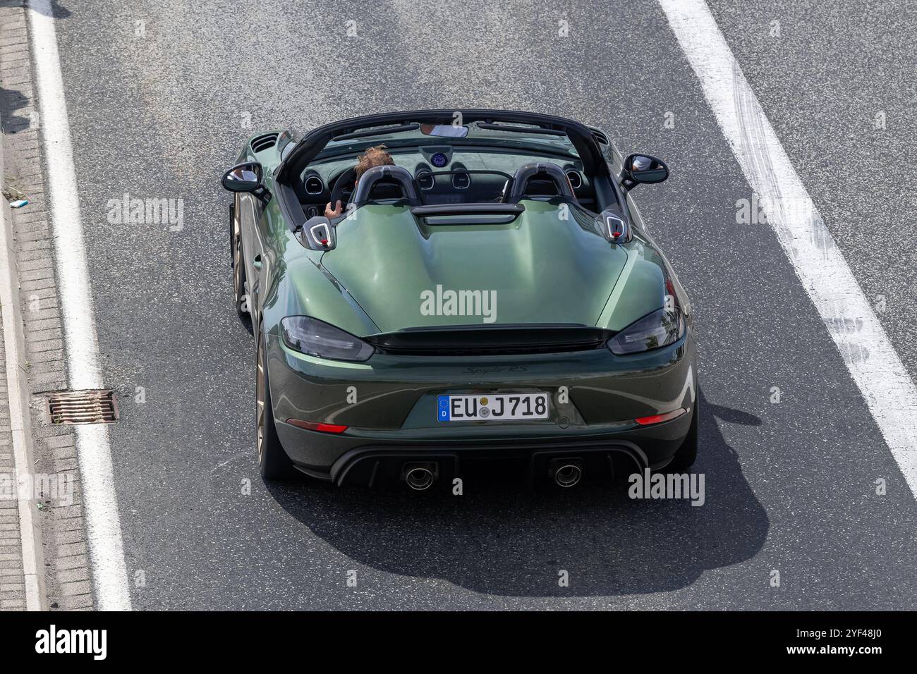 Nürburg, Germania - Vista su una Porsche 718 Spyder RS verde che guida su una strada. Foto Stock