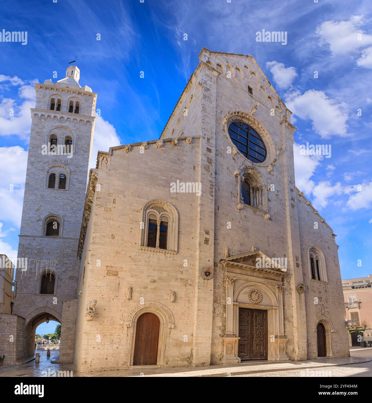 Cattedrale di Barletta in Puglia: Veduta della facciata principale con il campanile. Foto Stock