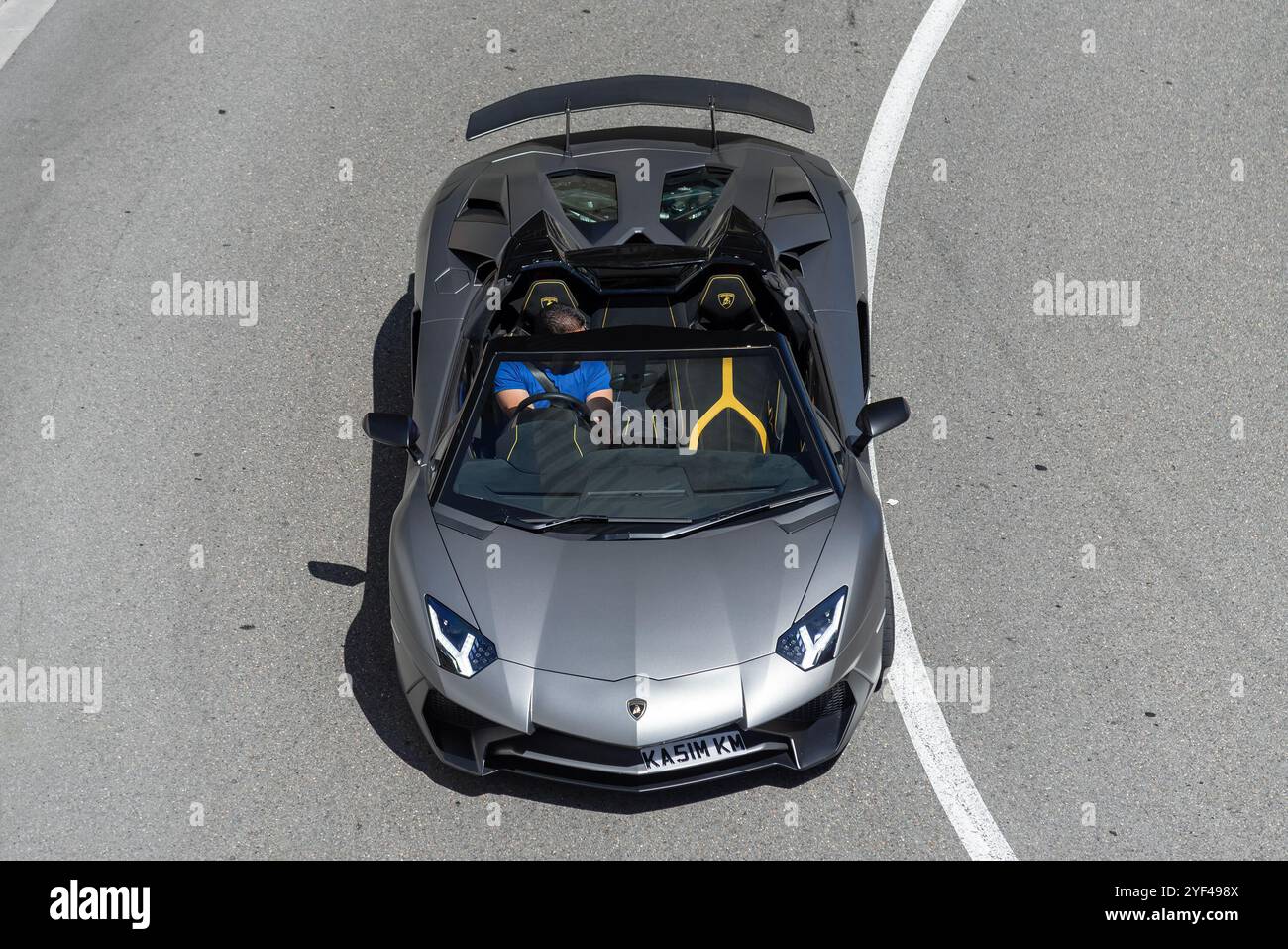 Monte Carlo, Monaco - Vista su una Lamborghini Aventador LP750-4 SuperVeloce Roadster grigia opaca che guida su strada nel tornante Fairmont. Foto Stock