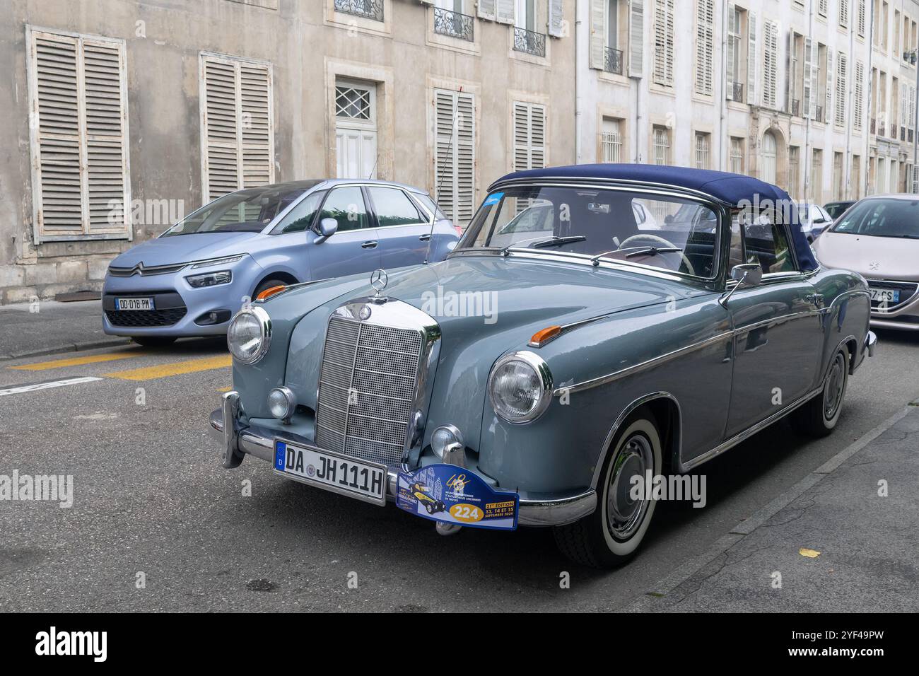 Nancy, Francia - Vista su una Mercedes-Benz 220S Cabriolet blu parcheggiata in una strada. Foto Stock