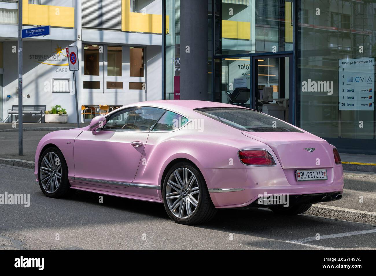 Basilea, Svizzera - Vista su una Bentley Continental GT Speed rosa parcheggiata su una strada. Foto Stock