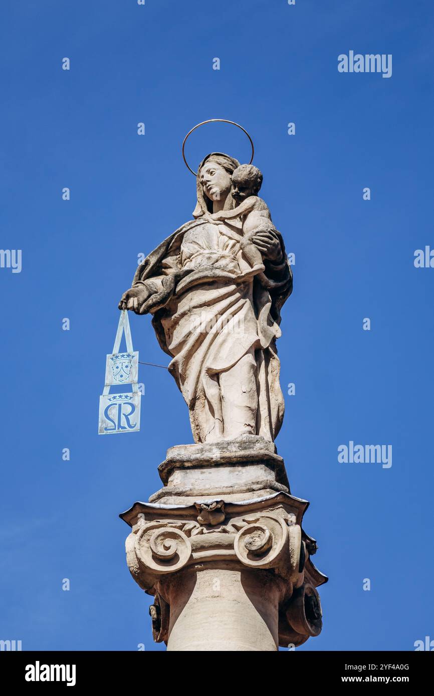 Statua della Vergine Maria con Gesù Cristo bambino a Bologna, Italia. Statua della Madonna (1705) di Andrea Ferreri di fronte alla chiesa di San Martino, Bologna, Foto Stock