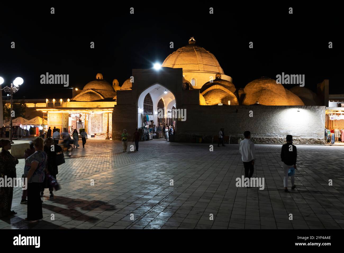 Vista notturna del bazar Toki Zargaron nella città vecchia di Bukhara, Uzbekistan. Foto Stock