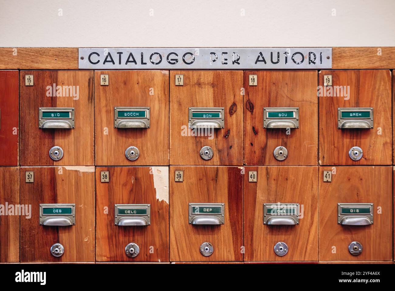 Bologna, Italia - 6 ottobre 2024: Catalogo vintage della letteratura dell'Università di Bologna Foto Stock